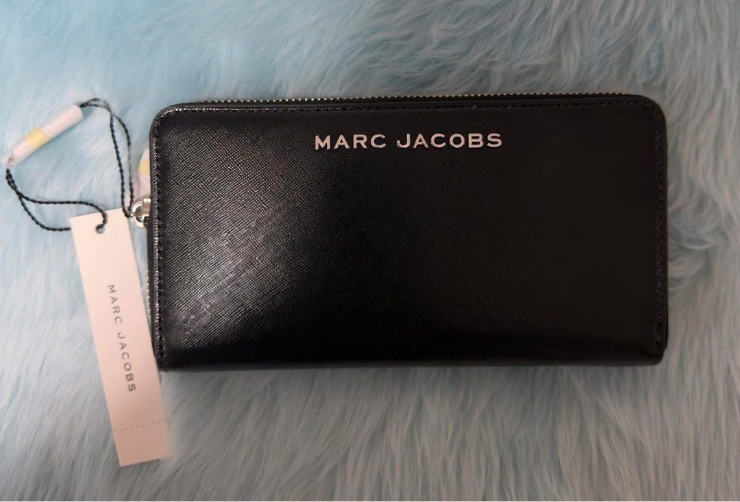Marc Jacobs Black Zip Around Wallet (Category: Wallets & Card holders) located in Bacoor. Submitted by cielo1985 (Listing ID 1426793966, Image 1). Description: .
