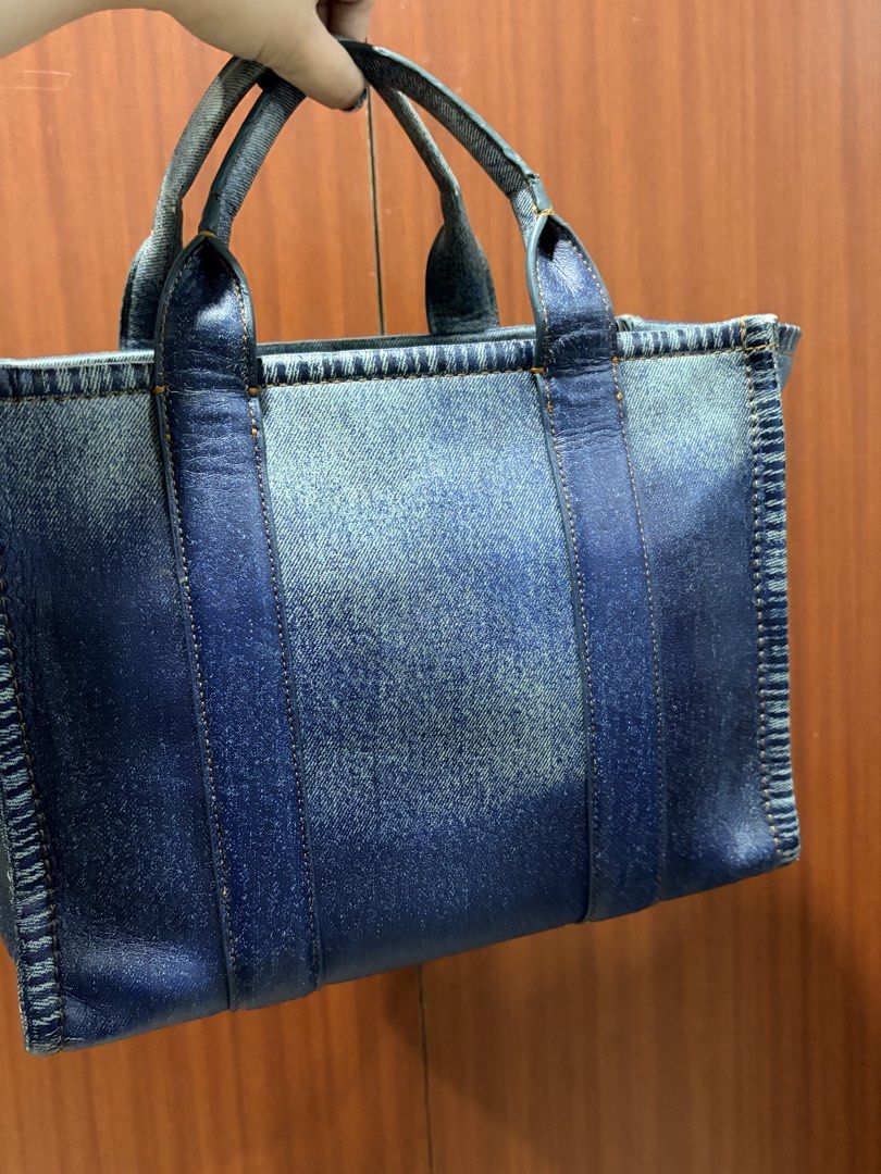 Marc Jacobs The Tote Bag leather Denim (Category: Luxury Bags & Wallets) located in Muntinlupa City. Submitted by kcshopph (Listing ID 1426950519, Image 2). Description: MARC JACOBS Medium traveler tote bag denim printed leather Denim Blue ( W34 x H27 x D15 CM ) -with minimal wear and tear (photo included) in the handle area -will include the felt organizer that I use in the bag -original strap and dust bag included.