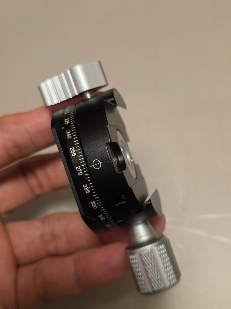 Metal Tripod Head with Adjustable Knobs （分類：腳架）位於 Hong Kong。 由 digipho 提交（商品編號 1426924784，圖片 2）。簡介： Tripod head features a circular design with adjustable knobs for precise positioning. It has a built-in level and degree markings for accurate alignment. The head is made of metal and has a quick-release plate for easy camera mounting. weight 100g 底部有可拆的acra swiss mount.。