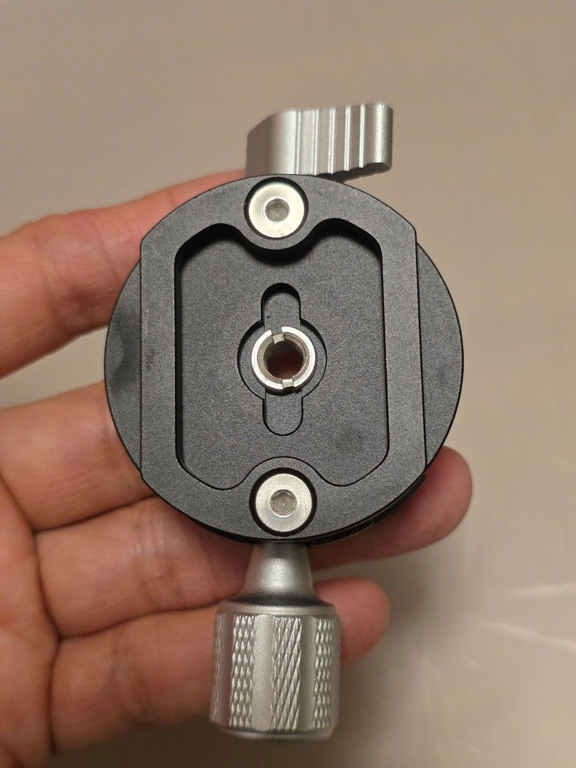 Metal Tripod Head with Adjustable Knobs （分類：腳架）位於 Hong Kong。 由 digipho 提交（商品編號 1426924784，圖片 3）。簡介： Tripod head features a circular design with adjustable knobs for precise positioning. It has a built-in level and degree markings for accurate alignment. The head is made of metal and has a quick-release plate for easy camera mounting. weight 100g 底部有可拆的acra swiss mount.。