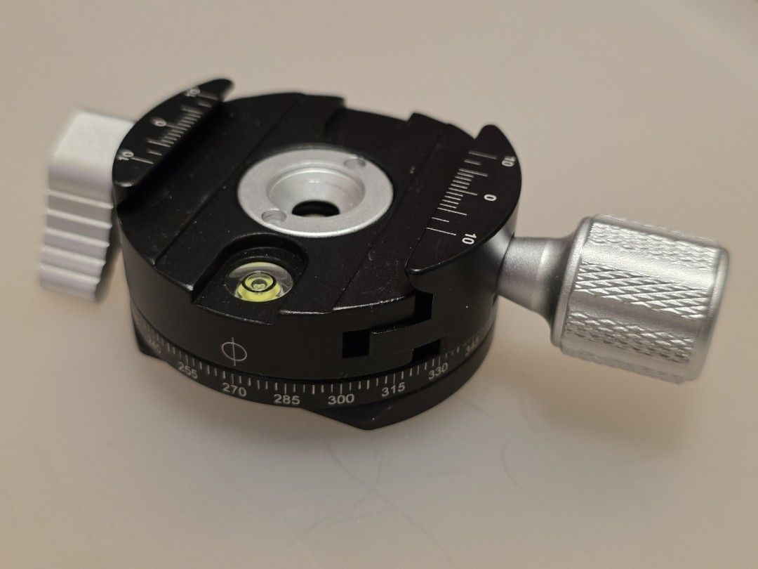 Metal Tripod Head with Adjustable Knobs （分類：腳架）位於 Hong Kong。 由 digipho 提交（商品編號 1426924784，圖片 1）。簡介： Tripod head features a circular design with adjustable knobs for precise positioning. It has a built-in level and degree markings for accurate alignment. The head is made of metal and has a quick-release plate for easy camera mounting. weight 100g 底部有可拆的acra swiss mount.。