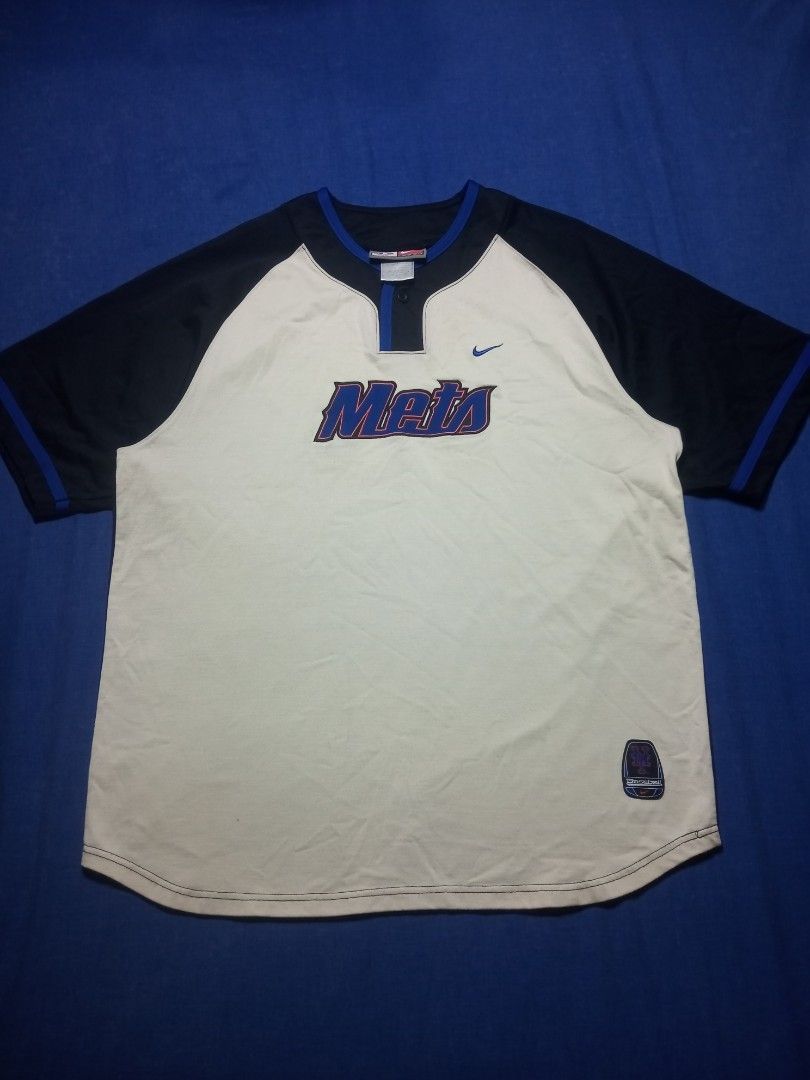 Nike New York Mets Baseball Jersey (Category: Tshirts & Polo Shirts ) located in Davao. Submitted by lordpabito71094 (Listing ID 1426872710, Image 1). Description: Authentic Nike baseball jersey featuring the New York Mets. The jersey has a white body with black sleeves and blue accents. The Mets logo is prominently displayed on the front, and the Nike logo is visible. The back of the jersey features the Mets logo. Made in Indonesia..