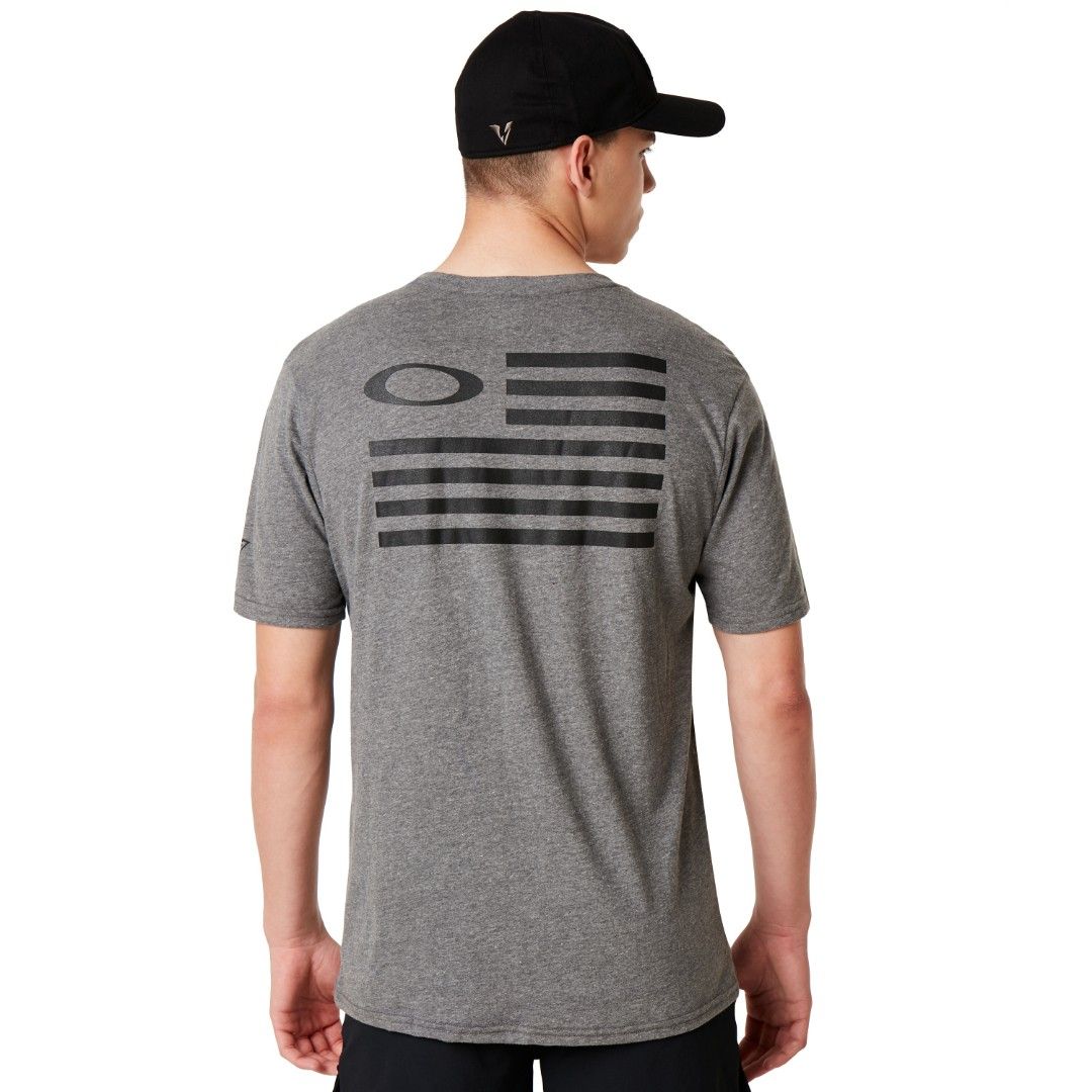Oakley SI Flag Tee (Category: Tshirts & Polo Shirts ) located in Bacolod City. Submitted by freshstuff13 (Listing ID 1426855690, Image 1). Description: Oakley SI Flag Tee Good as new XL on tag 30 x 21½ inches ₱999 + SF DM if interested 📩.