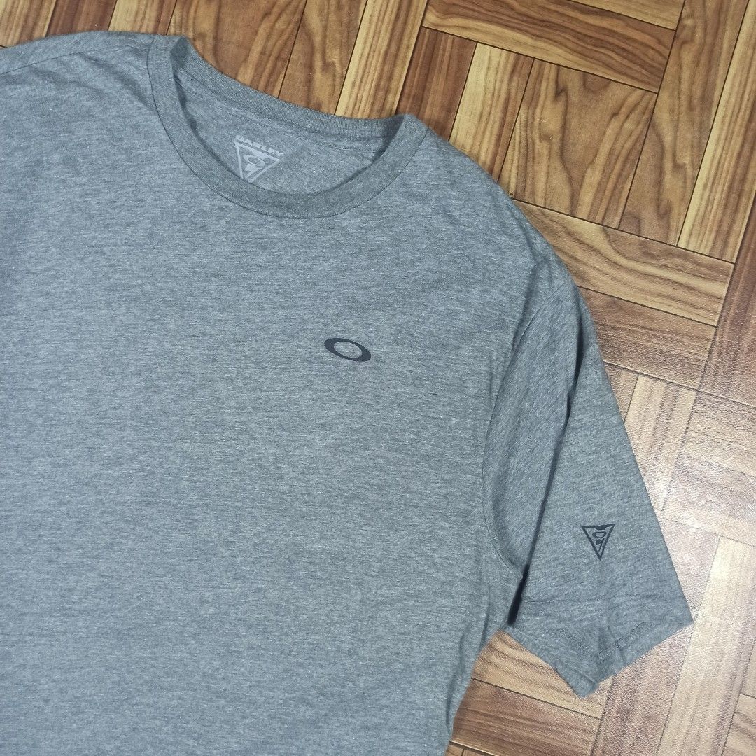 Oakley SI Flag Tee (Category: Tshirts & Polo Shirts ) located in Bacolod City. Submitted by freshstuff13 (Listing ID 1426855690, Image 3). Description: Oakley SI Flag Tee Good as new XL on tag 30 x 21½ inches ₱999 + SF DM if interested 📩.