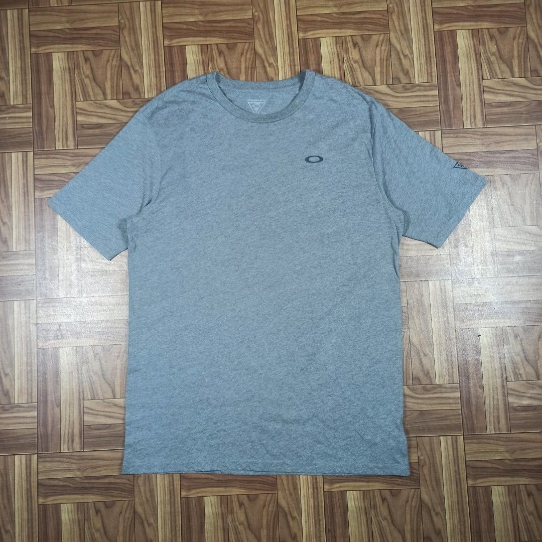 Oakley SI Flag Tee (Category: Tshirts & Polo Shirts ) located in Bacolod City. Submitted by freshstuff13 (Listing ID 1426855690, Image 2). Description: Oakley SI Flag Tee Good as new XL on tag 30 x 21½ inches ₱999 + SF DM if interested 📩.