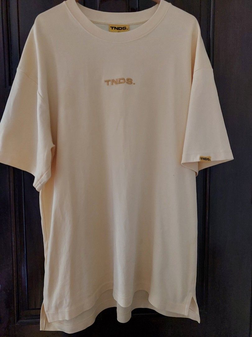 Oversized T-shirt Yellow (Category: Tshirts & Polo Shirts ) located in Manila. Submitted by melissaga98708 (Listing ID 1426865294, Image 1). Description: Brand new oversized shirt Width = 58.5 cm Length = 75 cm (front), 80 cm (back) Sf to be shouldered by seller.