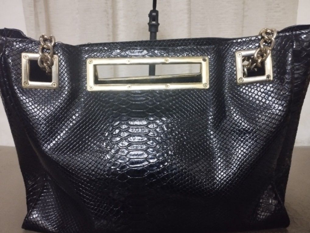 Pinko Bag (Category: Luxury Bags & Wallets) located in Marikina City. Submitted by izzy_00 (Listing ID 1242063542, Image 3). Description: it has minimal flaws. black faux-python shopper is a Pinko branded handbag / shoulderbag featuring gold-tone chain handles and metallic hardware detailing. Design: Features a black, glossy finish with a distinct "pitonata" (snake-skin or crocodile) embossed effect. Material: Often crafted from polyurethane (syn