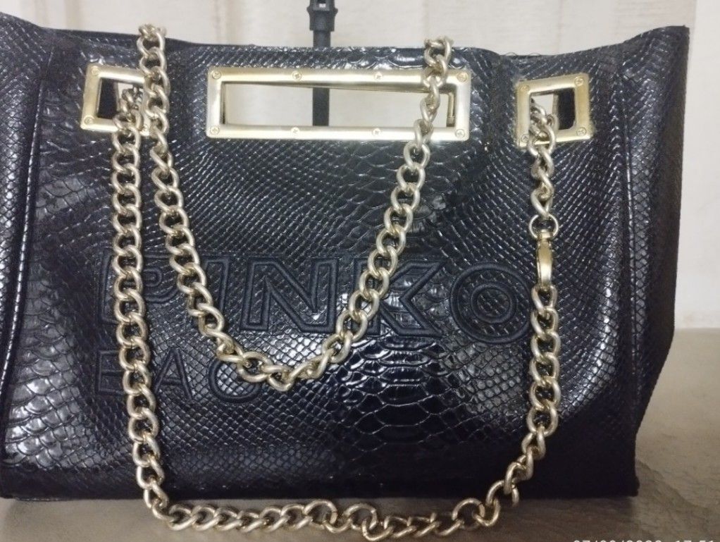 Pinko Bag (Category: Luxury Bags & Wallets) located in Marikina City. Submitted by izzy_00 (Listing ID 1242063542, Image 2). Description: it has minimal flaws. black faux-python shopper is a Pinko branded handbag / shoulderbag featuring gold-tone chain handles and metallic hardware detailing. Design: Features a black, glossy finish with a distinct "pitonata" (snake-skin or crocodile) embossed effect. Material: Often crafted from polyurethane (syn