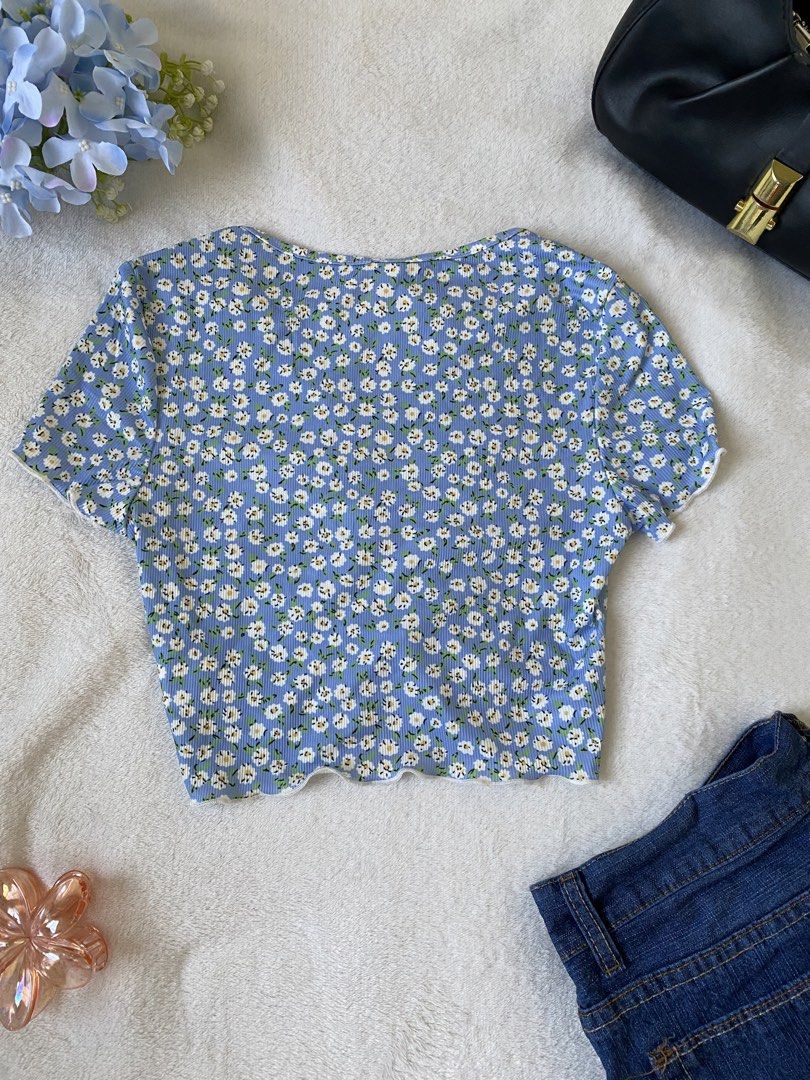 Croptop (Category: Others Tops) located in Cavite. Submitted by jaydaascollection (Listing ID 1426792678, Image 2). Description: - SHEIN Ruched Crop Top - Size: XS (EU 34, UK 6, US 2) - Features a charming blue floral print - Stylish ruched design - Layered Condition: 4 - Perfect for casual wear.