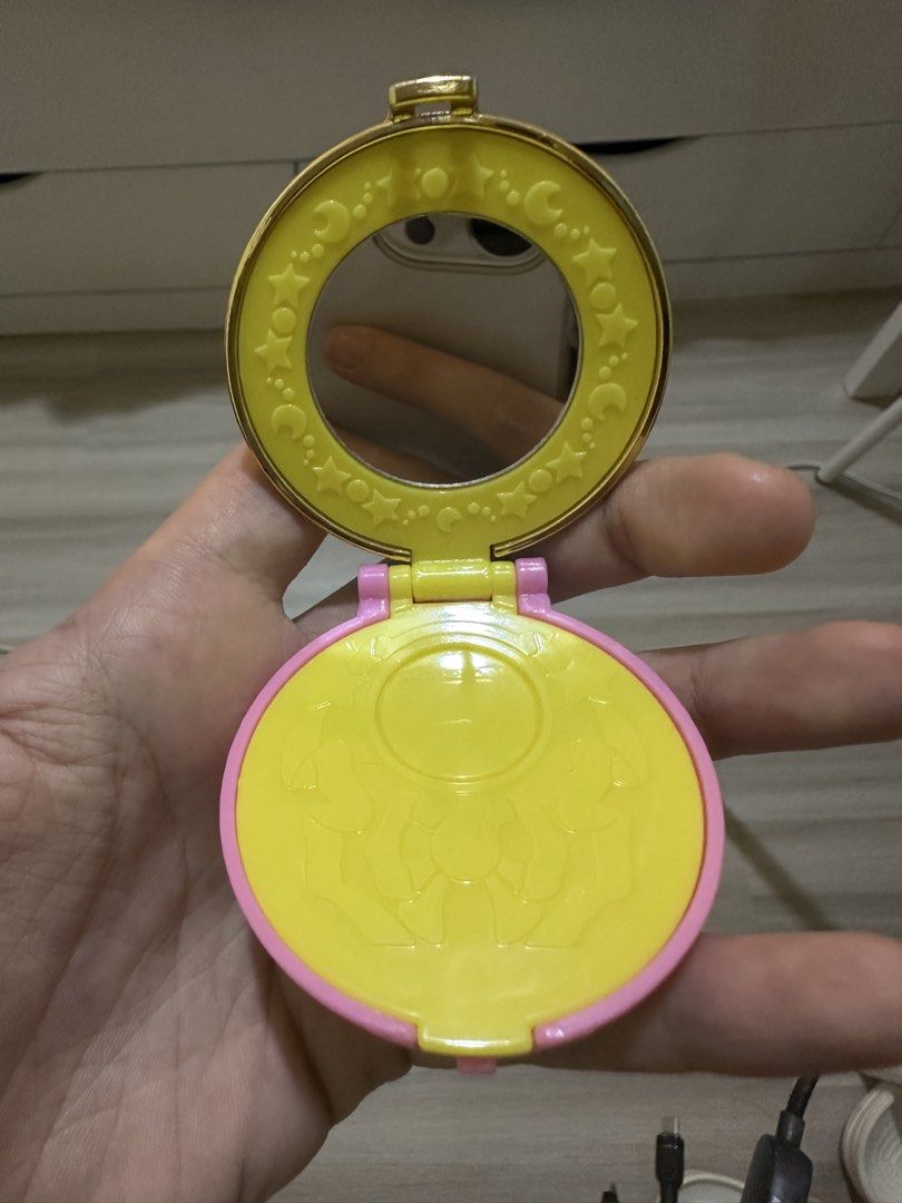 Sailor Moon Compact Mirror (Category: Mirrors) located in Taguig. Submitted by chrryblssmhvn (Listing ID 1426902938, Image 2). Description: pwede lagyan ng makeup puff and makeup or anything bahala na kayo hehe.