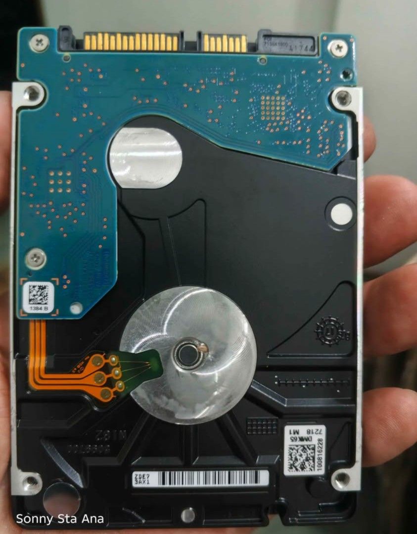 Slimtype Seagate Mobile HDD 1TB (Category: Hard Disks & Thumbdrives) located in Quezon City. Submitted by gadgetsun (Listing ID 1426886805, Image 2). Description: Seagate Mobile HDD with 1TB storage capacity. Features a Serial ATA Disc Drive interface. Manufactured by Seagate Singapore Technology LLC. Includes the following certifications: AF, RoHS, CE, and others. Part number is 1RK172-821. Model number is ZDE73AX1. DOM is 06DEC2017..