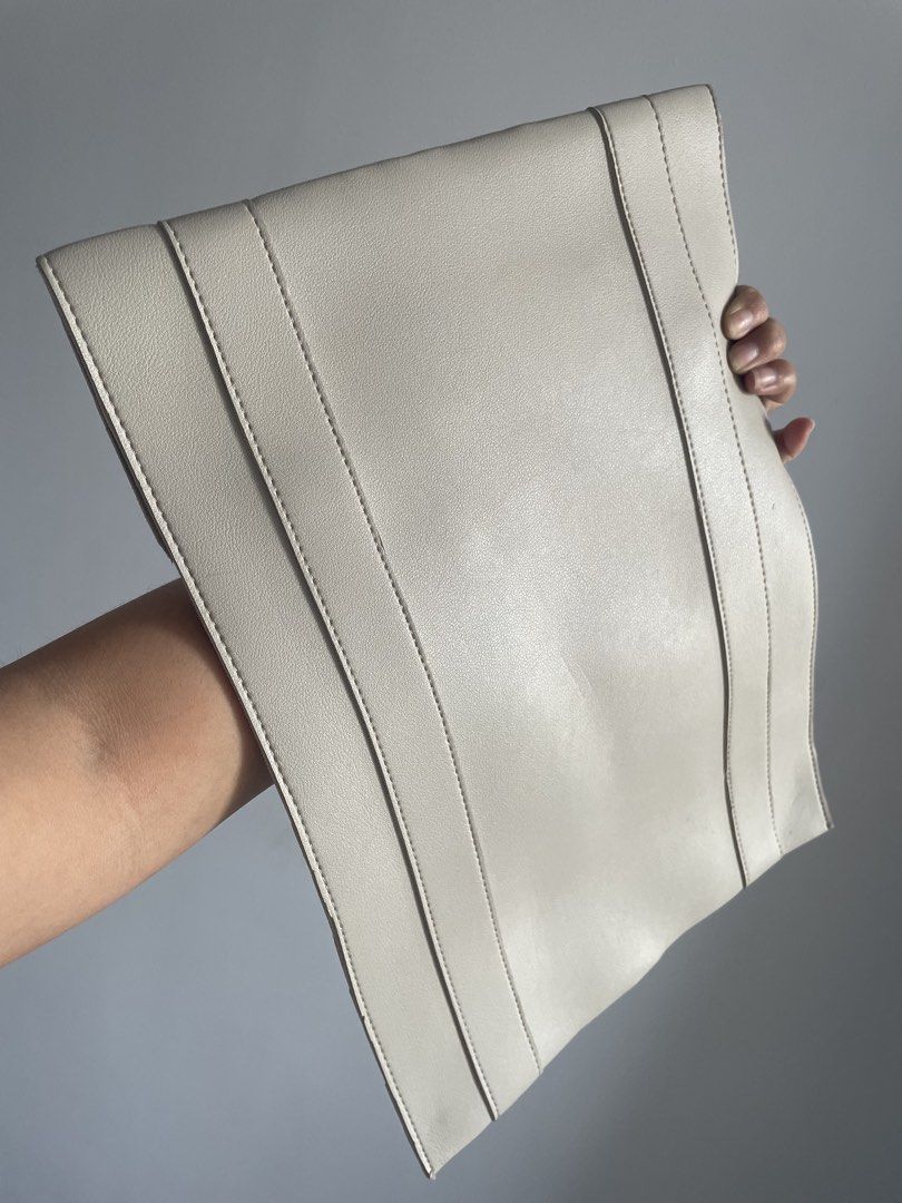 Straightforward Laptop Sleeve (Category: Other Gadgets) located in Quezon City. Submitted by jenaysellz (Listing ID 1426819351, Image 2). Description: Straightforward gray/cream laptop sleeve Can fit 14-15 inches laptop Minimal signs of use.