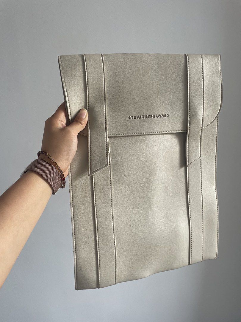 Straightforward Laptop Sleeve (Category: Other Gadgets) located in Quezon City. Submitted by jenaysellz (Listing ID 1426819351, Image 1). Description: Straightforward gray/cream laptop sleeve Can fit 14-15 inches laptop Minimal signs of use.