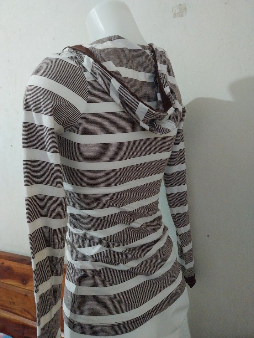 Striped Hoodie with Hood (Category: Hoodies) located in Bacolod City. Submitted by coco.mirren (Listing ID 1426841646, Image 3). Description: Best Fit: XS to Small 🍒 has flaws (check next slide) 🍒 fitted 🍒 seller's fave .