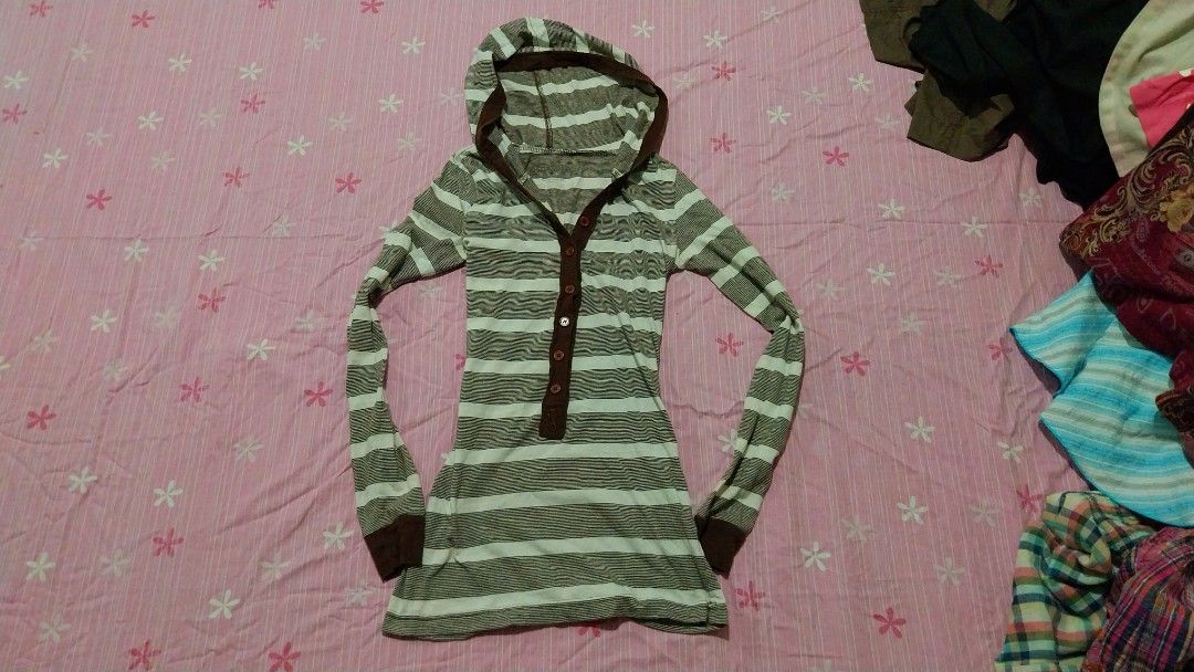 Striped Hoodie with Hood (Category: Hoodies) located in Bacolod City. Submitted by coco.mirren (Listing ID 1426841646, Image 1). Description: Best Fit: XS to Small 🍒 has flaws (check next slide) 🍒 fitted 🍒 seller's fave .