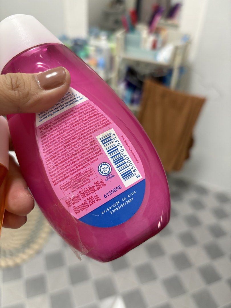 take all - Johnsons shampoo (Category: Baby Toiletries & Grooming) located in Malabon City. Submitted by monstershaaa (Listing ID 1426804394, Image 2). Description: used na po yung nasa orange bottle pls check the photos RFS : Hindi hiyang sa kids ko.