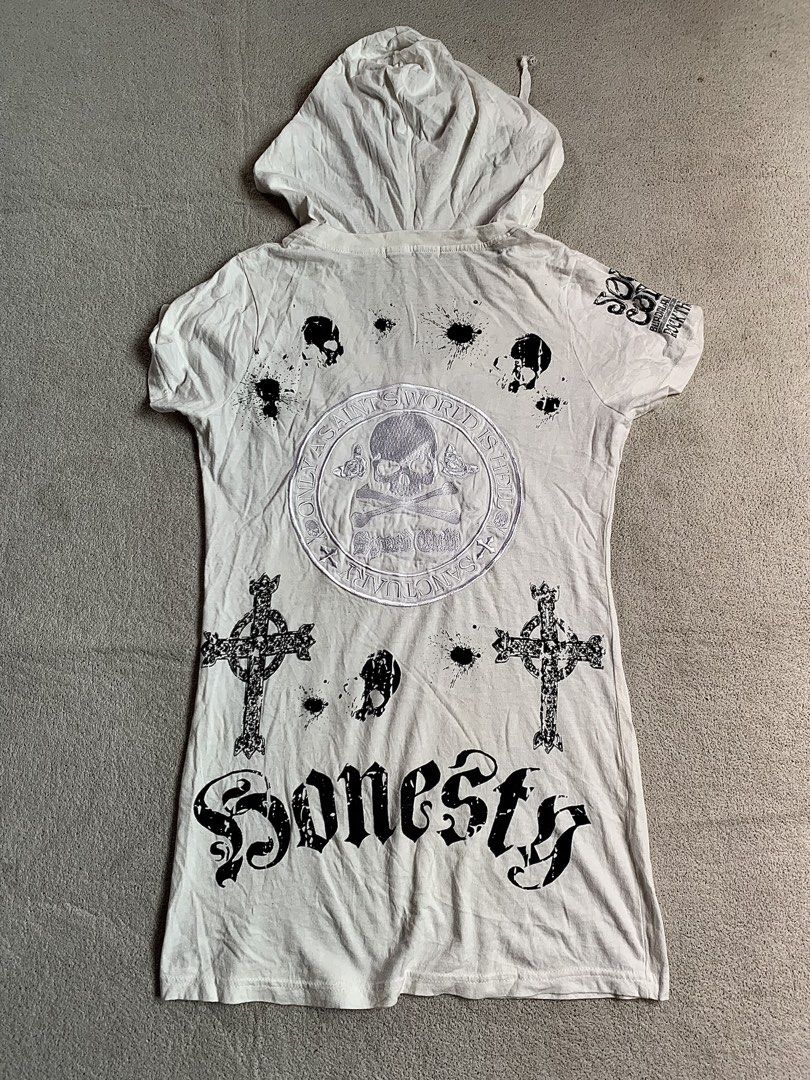 Thousand Grunge Punk Gyaru (Category: Shirts) located in Cagayan de Oro. Submitted by _kuroxxe (Listing ID 1426941039, Image 3). Description: Width 17.5 Inches Length 28.5 Inches Issue: stains .