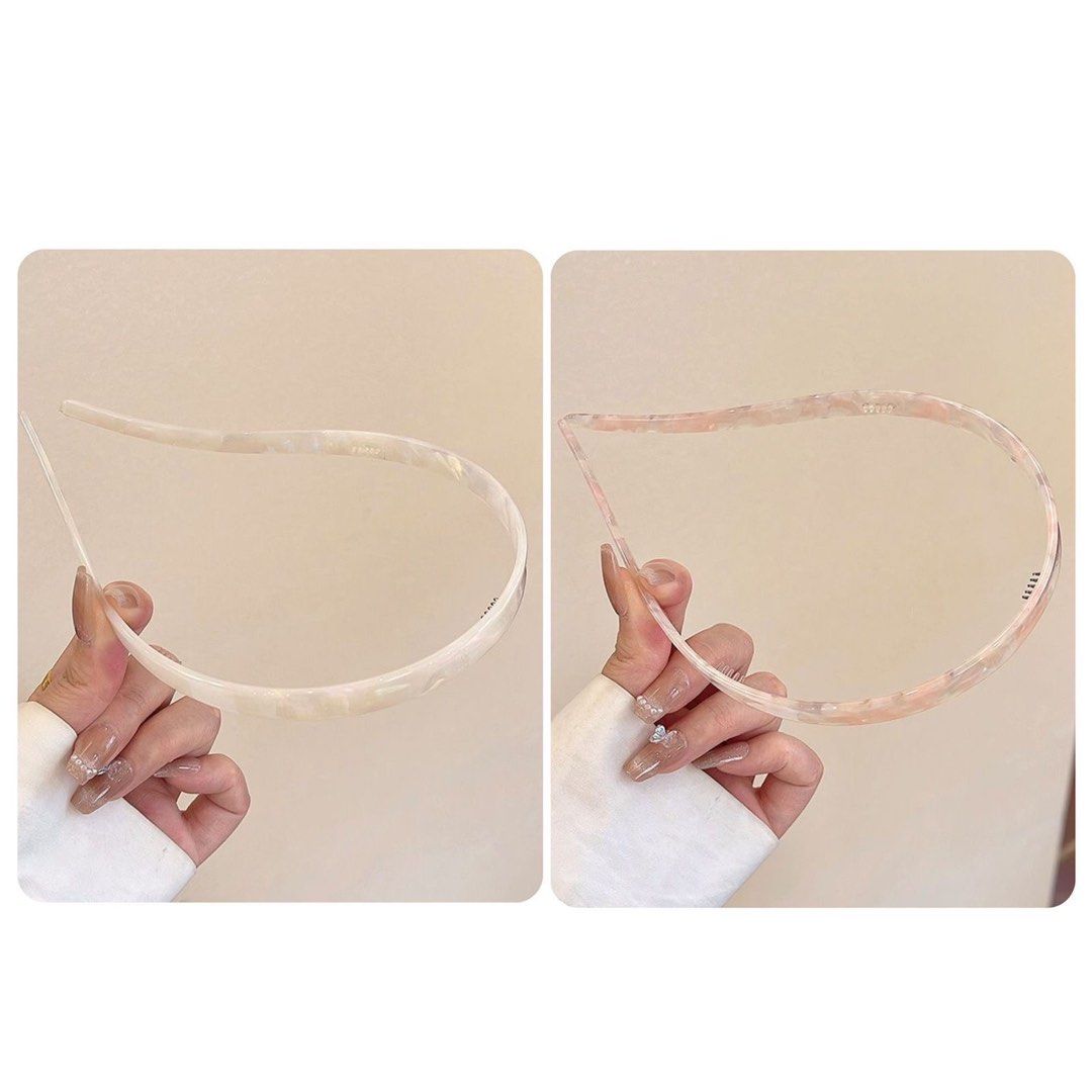 Tortoiseshell Pattern Headbands （分類：其他運動配件）位於 Hong Kong。 由 blessedshopperhk 提交（商品編號 1426893414，圖片 2）。簡介： These headbands feature a tortoiseshell pattern in various colors. They are thin and appear to be made of a durable material. The headbands are shown in multiple colors, including brown, gray, and pink. They are suitable for everyday wear and can complement various hairstyles.。