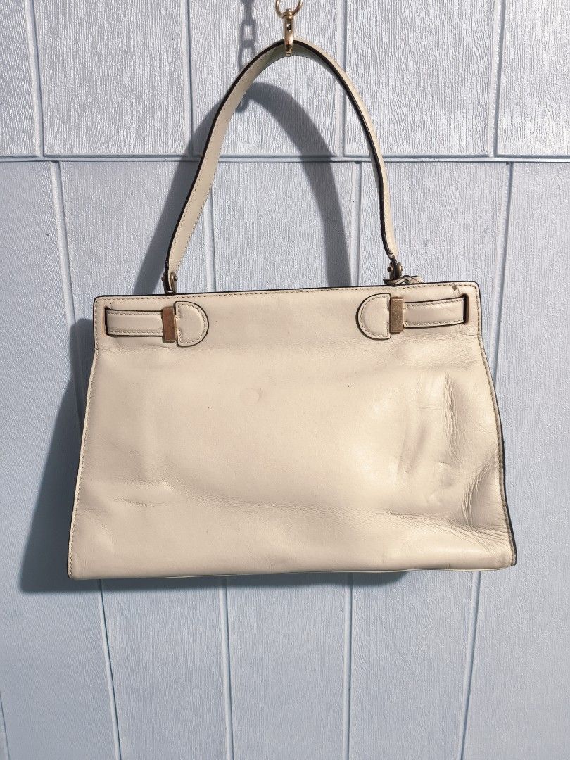 Tory Burch Handbag (Category: Luxury Bags & Wallets) located in Mandaue City. Submitted by prekfinds (Listing ID 1426802870, Image 2). Description: Tory Burch Hand bag Lee Radziwill Petite Biege Leather Excellentcondition 9.9/10colorate Dimes:12W x 8.5L minimal scratch minimal sign of usage no major flaws very presentable inside and out .