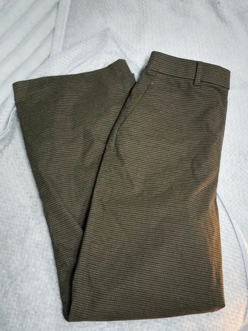 Uniqlo Wide Leg Pants - Size S (Category: Other Bottoms) located in Manila. Submitted by cyn.declutters (Listing ID 1426901285, Image 3). Description: These Uniqlo wide-leg pants are a stylish addition to any wardrobe. They feature a subtle striped pattern and a comfortable fit. The pants have a classic design with a button and zipper closure. The label indicates a size S with a waist measurement of 60-66cm and a hip measurement of 85-91cm. Made 