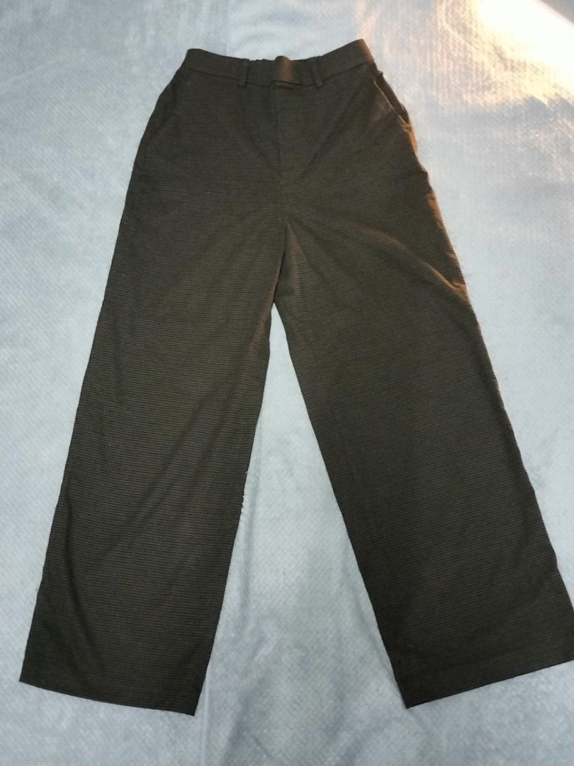Uniqlo Wide Leg Pants - Size S (Category: Other Bottoms) located in Manila. Submitted by cyn.declutters (Listing ID 1426901285, Image 2). Description: These Uniqlo wide-leg pants are a stylish addition to any wardrobe. They feature a subtle striped pattern and a comfortable fit. The pants have a classic design with a button and zipper closure. The label indicates a size S with a waist measurement of 60-66cm and a hip measurement of 85-91cm. Made 