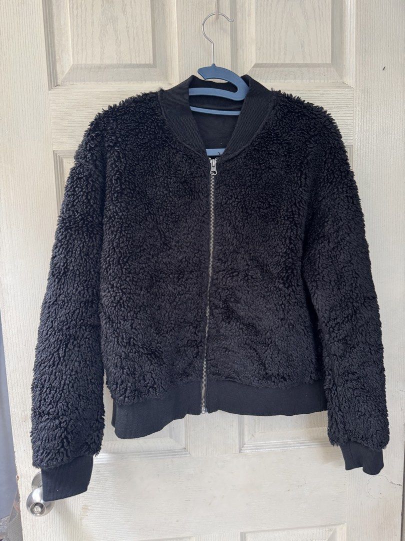 uniqlo windproof outer fleece ribbed blouson (Category: Coats, Jackets and Outerwear) located in Pasig City. Submitted by colawire (Listing ID 1426859260, Image 1). Description: XL on tag best fit for Large.