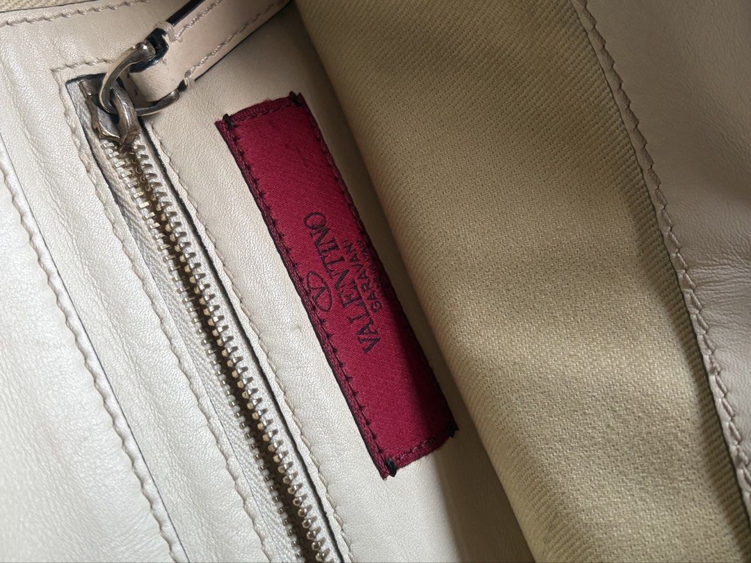 Authentic Valentino Garavani Rockstud Handbag Small (Category: Luxury Bags & Wallets) located in Cebu City. Submitted by corporalsel (Listing ID 1426869862, Image 3). Description: -Guaranteed Authentic -used personal bag, complete studs. Just needs cleaning. No stains on leather, almost like new. -giveaway price, just decluttering my luxury bags -with strap.