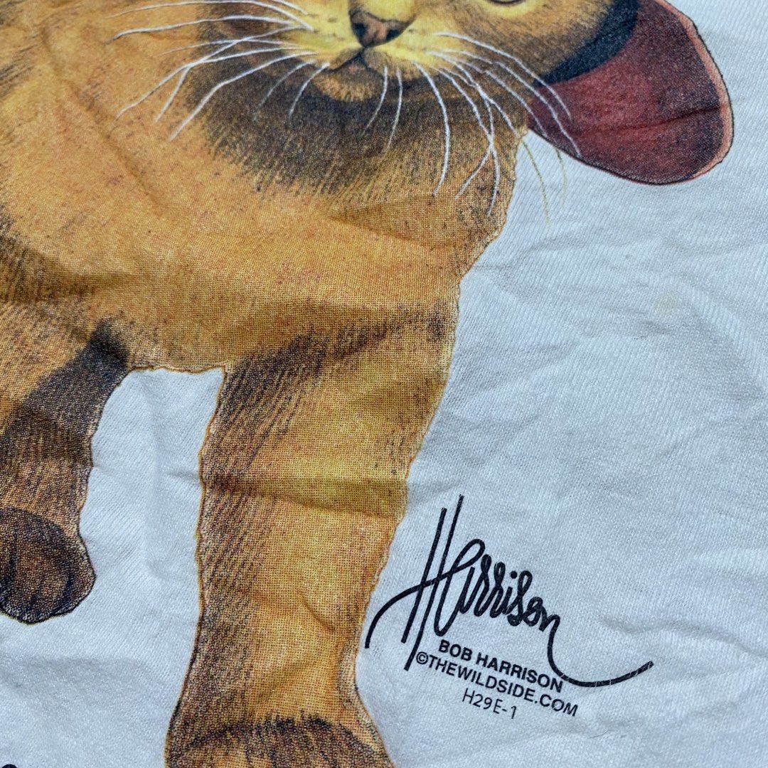 Vintage 90s Art Tee Cat Bob Harrison (Category: Tshirts & Polo Shirts ) located in Imus. Submitted by fndsvntg_307 (Listing ID 1426940124, Image 3). Description: Vintage Cat Bob Harrison Size medium adult Need wash only Excellent condition Price: 850.