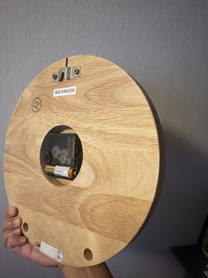 Solid Wood Clock (Category: Clocks) located in Singapore. Submitted by ehhloohhh (Listing ID 1426936501, Image 3). Description: .