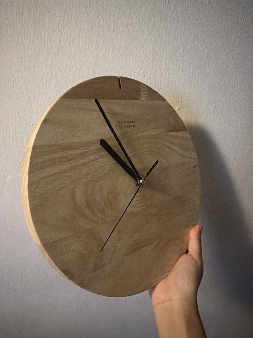 Solid Wood Clock (Category: Clocks) located in Singapore. Submitted by ehhloohhh (Listing ID 1426936501, Image 2). Description: .