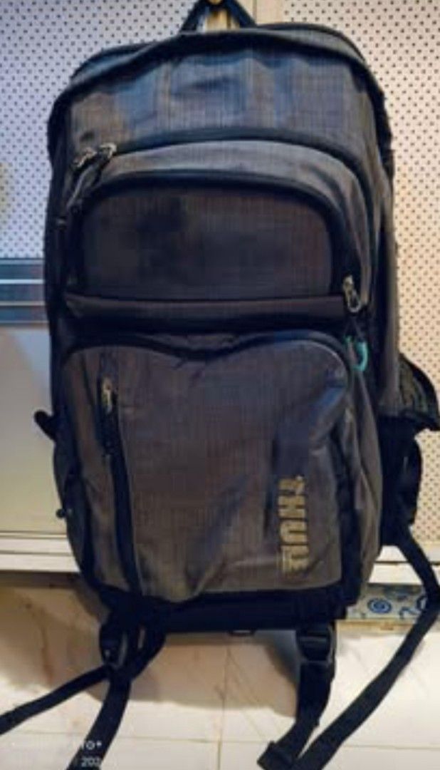 💯 THULE Stravan Daypack for 15" Laptop Backpack (Category: Backpacks) located in General Mariano Alvarez. Submitted by randzwurkz85264 (Listing ID 1427018065, Image 1). Description: Durable Thule backpack with multiple compartments and adjustable straps. Features a front pocket with a zipper and a main compartment with a blue lining. The back of the backpack has padded support for comfort. The Thule logo is visible on the front and side. Include
