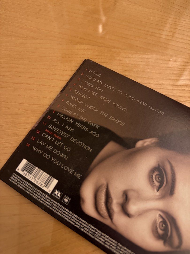 Adele - 25 CD （分類：音樂與媒體 - CD 及 DVD）位於 Hong Kong。 由 happi.muffin 提交（商品編號 1427073731，圖片 2）。簡介： Listing is for Adele's album '25' on CD. The CD includes tracks such as 'Hello', 'Send My Love (To Your New Lover)', and 'When We Were Young'. The album art features Adele's portrait. The CD and its case are included. The tracklist is visible on the back of the case.。