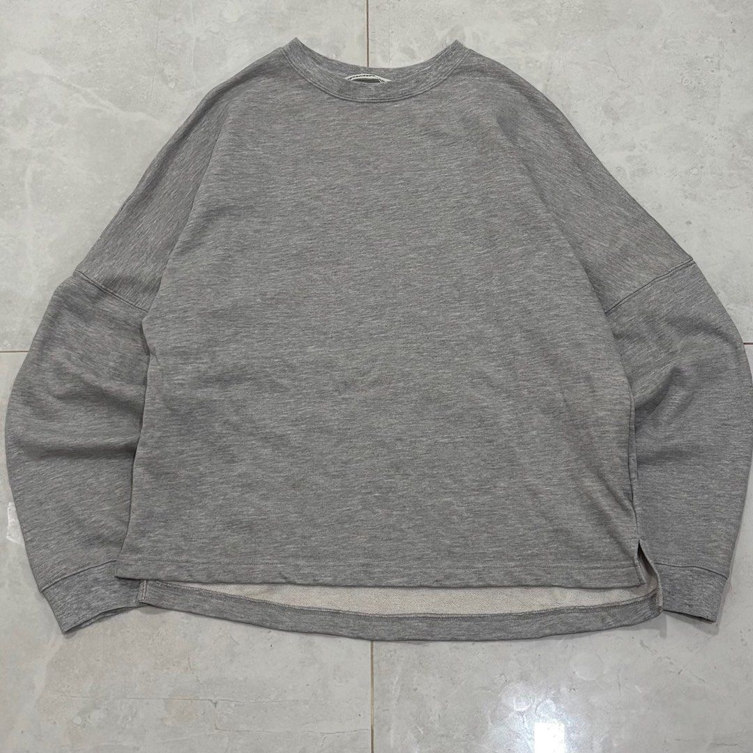 Alexander wang sweatshirt (Category: Luxury Apparel) located in Cebu City. Submitted by florianmiral (Listing ID 1427121092, Image 1). Description: Alexander wang sweatshirt Excellent condition XS W 22.5 L 24.5 (26.5) .
