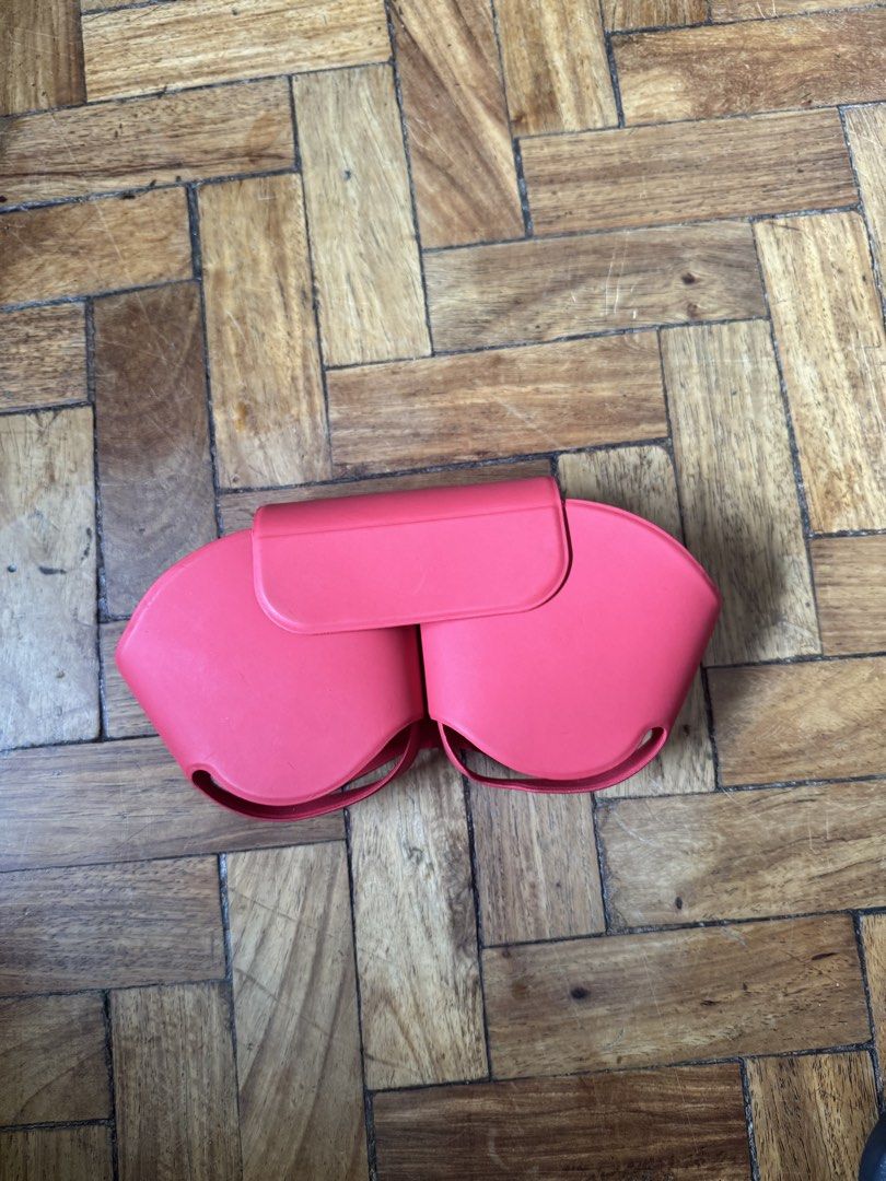 Pink headphones with case (Category: Headphones & Headsets) located in San Juan City. Submitted by bel2025 (Listing ID 1427118368, Image 3). Description: Just a scratch on one side Good quality no issues Good sound Comes with case Looks like Apple AirPods Max RFS: not using anymore Charger: lightning.