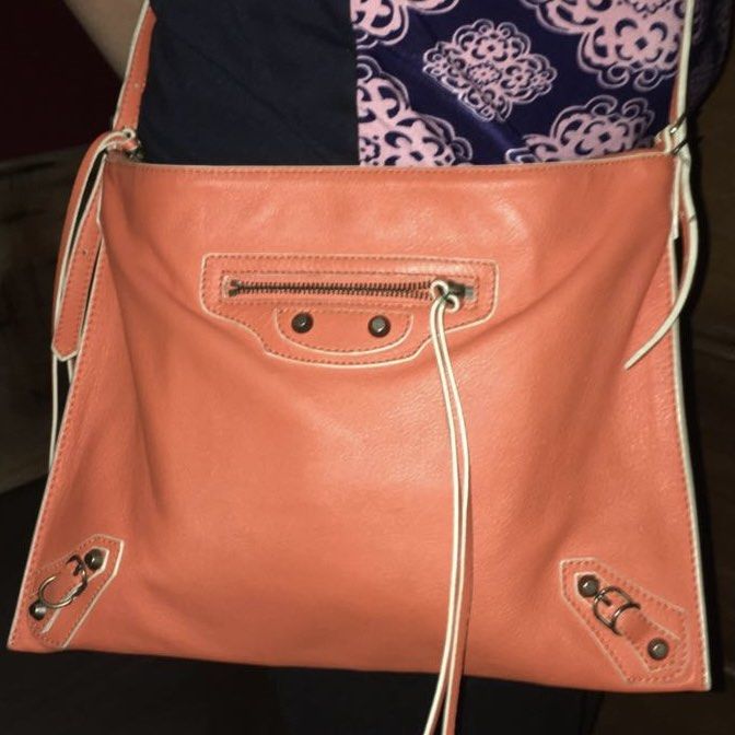 Balenciaga (Category: Luxury Bags & Wallets) located in Pasig City. Submitted by closet_finds1 (Listing ID 1426978368, Image 3). Description: .