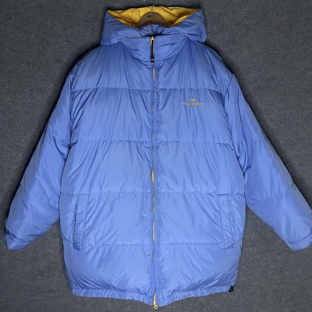 BALENCIAGA REVERSIBLE PUFFER (Category: Activewear) located in Baguio. Submitted by penpencamantiles (Listing ID 1427100468, Image 3). Description: BALENCIAGA REVERSIBLE PUFFER EXCELENT CONDITION 33.5L/26W.