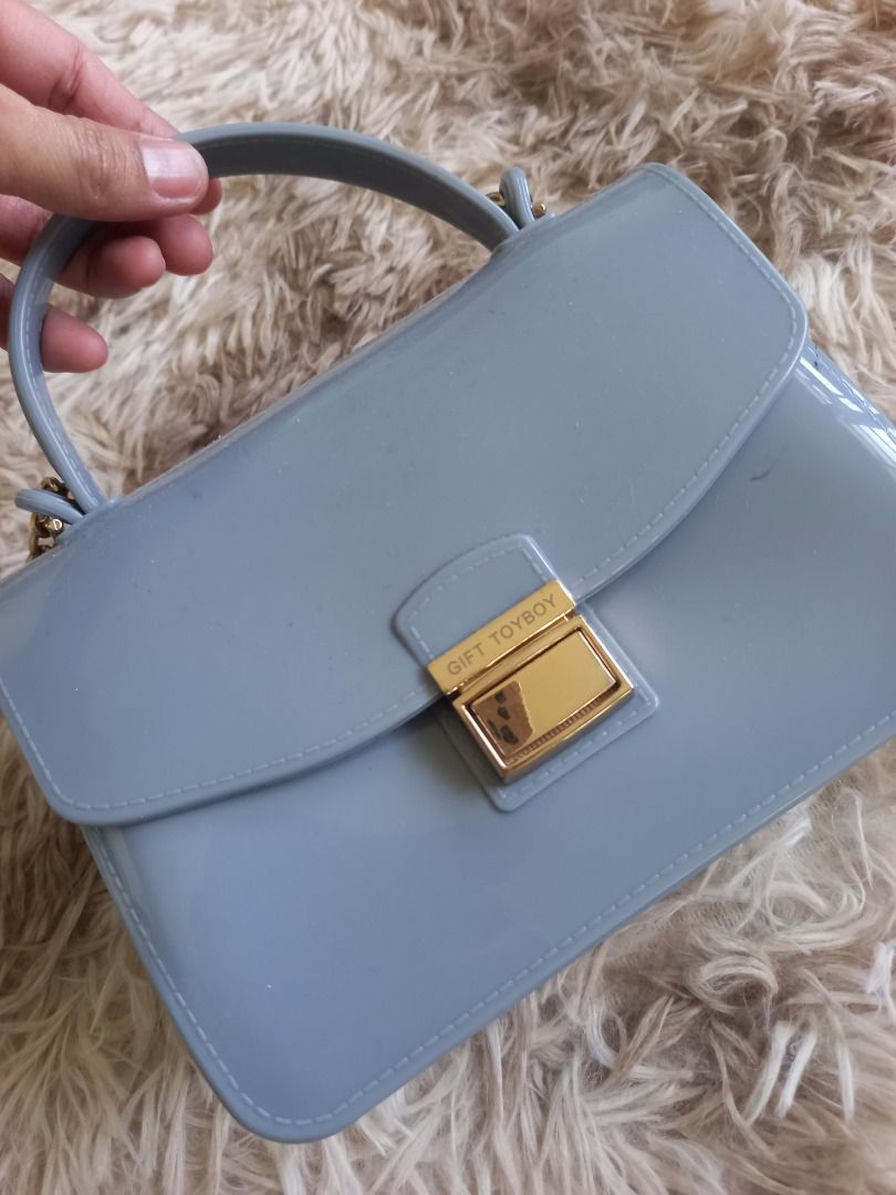 BRANDED JELLY BAG (Category: Cross-body Bags) located in Bulacan. Submitted by mariekitkit (Listing ID 1426997254, Image 3). Description: 𝘋𝘪𝘴𝘤𝘭𝘢𝘪𝘮𝘦𝘳: 𝙏𝙝𝙚 𝙨𝙝𝙤𝙥 𝙢𝙖𝙧𝙞𝙚𝙠𝙞𝙩𝙠𝙞𝙩 𝘢𝘳𝘦 𝘯𝘰𝘵 𝘢𝘴𝘴𝘰𝘤𝘪𝘢𝘵𝘦𝘥 𝘰𝘳 𝘢𝘧𝘧𝘪𝘭𝘪𝘢𝘵𝘦𝘥 𝘸𝘪𝘵𝘩 𝘢𝘯𝘺 𝘰𝘧 𝘵𝘩𝘦 𝘣𝘳𝘢𝘯𝘥𝘴 𝘧𝘦𝘢𝘵𝘶𝘳𝘦𝘥.𝘈𝘭𝘭 𝘵𝘳𝘢𝘥𝘦𝘮𝘢𝘳𝘬𝘴, 𝘭𝘰𝘨𝘰𝘴 𝘢𝘯𝘥 𝘤𝘰𝘱𝘺𝘳𝘪𝘨𝘩𝘵𝘴 𝘳𝘦𝘴𝘦𝘳𝘷𝘦𝘥 𝘵𝘰 𝘵𝘩𝘦 𝘰𝘳𝘪𝘨𝘪𝘯𝘢𝘭 𝘣𝘳𝘢𝘯𝘥 𝘰𝘸𝘯�