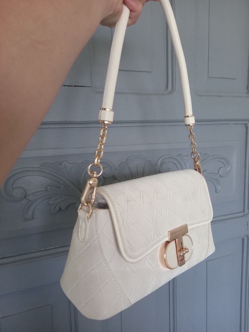 BRANDED KILI BAG White (Category: Shoulder Bags) located in Bulacan. Submitted by mariekitkit (Listing ID 1426997554, Image 3). Description: 𝘋𝘪𝘴𝘤𝘭𝘢𝘪𝘮𝘦𝘳: 𝙏𝙝𝙚 𝙨𝙝𝙤𝙥 𝙢𝙖𝙧𝙞𝙚𝙠𝙞𝙩𝙠𝙞𝙩 𝘢𝘳𝘦 𝘯𝘰𝘵 𝘢𝘴𝘴𝘰𝘤𝘪𝘢𝘵𝘦𝘥 𝘰𝘳 𝘢𝘧𝘧𝘪𝘭𝘪𝘢𝘵𝘦𝘥 𝘸𝘪𝘵𝘩 𝘢𝘯𝘺 𝘰𝘧 𝘵𝘩𝘦 𝘣𝘳𝘢𝘯𝘥𝘴 𝘧𝘦𝘢𝘵𝘶𝘳𝘦𝘥.𝘈𝘭𝘭 𝘵𝘳𝘢𝘥𝘦𝘮𝘢𝘳𝘬𝘴, 𝘭𝘰𝘨𝘰𝘴 𝘢𝘯𝘥 𝘤𝘰𝘱𝘺𝘳𝘪𝘨𝘩𝘵𝘴 𝘳𝘦𝘴𝘦𝘳𝘷𝘦𝘥 𝘵𝘰 𝘵𝘩𝘦 𝘰𝘳𝘪𝘨𝘪𝘯𝘢𝘭 𝘣𝘳𝘢𝘯𝘥 𝘰𝘸