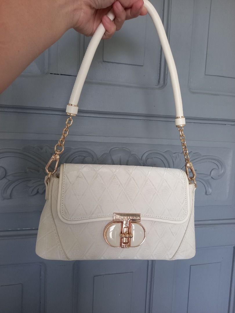 BRANDED KILI BAG White (Category: Shoulder Bags) located in Bulacan. Submitted by mariekitkit (Listing ID 1426997554, Image 2). Description: 𝘋𝘪𝘴𝘤𝘭𝘢𝘪𝘮𝘦𝘳: 𝙏𝙝𝙚 𝙨𝙝𝙤𝙥 𝙢𝙖𝙧𝙞𝙚𝙠𝙞𝙩𝙠𝙞𝙩 𝘢𝘳𝘦 𝘯𝘰𝘵 𝘢𝘴𝘴𝘰𝘤𝘪𝘢𝘵𝘦𝘥 𝘰𝘳 𝘢𝘧𝘧𝘪𝘭𝘪𝘢𝘵𝘦𝘥 𝘸𝘪𝘵𝘩 𝘢𝘯𝘺 𝘰𝘧 𝘵𝘩𝘦 𝘣𝘳𝘢𝘯𝘥𝘴 𝘧𝘦𝘢𝘵𝘶𝘳𝘦𝘥.𝘈𝘭𝘭 𝘵𝘳𝘢𝘥𝘦𝘮𝘢𝘳𝘬𝘴, 𝘭𝘰𝘨𝘰𝘴 𝘢𝘯𝘥 𝘤𝘰𝘱𝘺𝘳𝘪𝘨𝘩𝘵𝘴 𝘳𝘦𝘴𝘦𝘳𝘷𝘦𝘥 𝘵𝘰 𝘵𝘩𝘦 𝘰𝘳𝘪𝘨𝘪𝘯𝘢𝘭 𝘣𝘳𝘢𝘯𝘥 𝘰𝘸