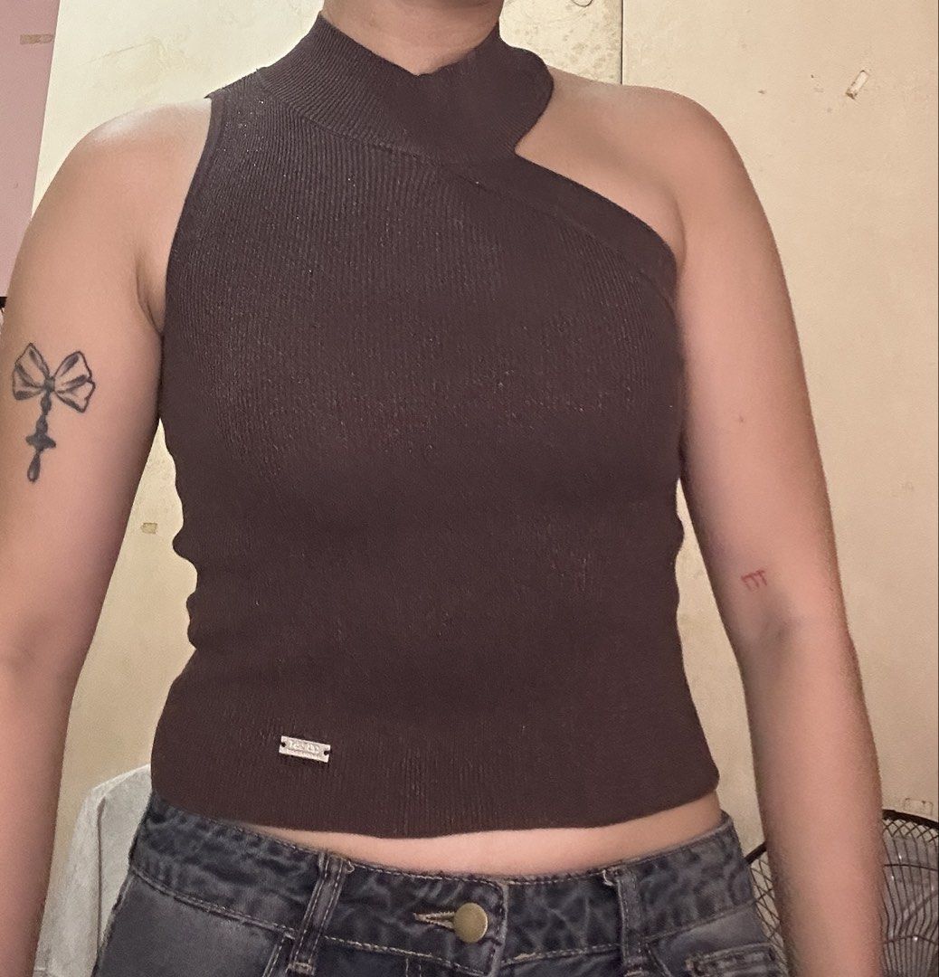 Brown knitted y2k 2000s asymmetrical Halter Top (Category: Sleeveless) located in Manila. Submitted by vivistwin (Listing ID 1426966004, Image 2). Description: - fabric also has shimmer.