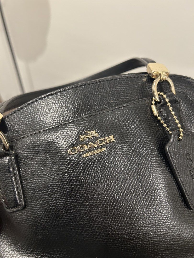 Coach Black Handbag (Category: Luxury Bags & Wallets) located in Pasig City. Submitted by winterranger (Listing ID 1427101076, Image 2). Description: Authentic Coach Minetta Crossgrain Leather Bag with top handles - includes a detachable sling to turn it into a crossbody bag - Includes a Coach hang tag. - Well maintained.