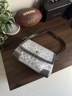 (Category: ) located in . Submitted by eterna.luxe (Listing ID 1426986165, Image 1). Description: .