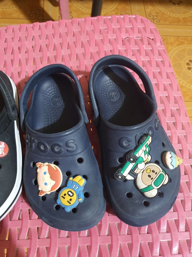 Crocs Original C10 2 pairs free shipping (Category: Babies & Kids Fashion) located in Cabanatuan. Submitted by mikaela_karla (Listing ID 1427089222, Image 3). Description: parehong C10 ang size pero mas malaki yung black. 2pcs for 550 nalang kung di maselan pwede pa pang mall, pero kung maselan pang araw-araw nalang. palitin na yung jibits diko na tinanggal, marami po sa orange apps mura lang😊 Original Crocs free shipping pa..