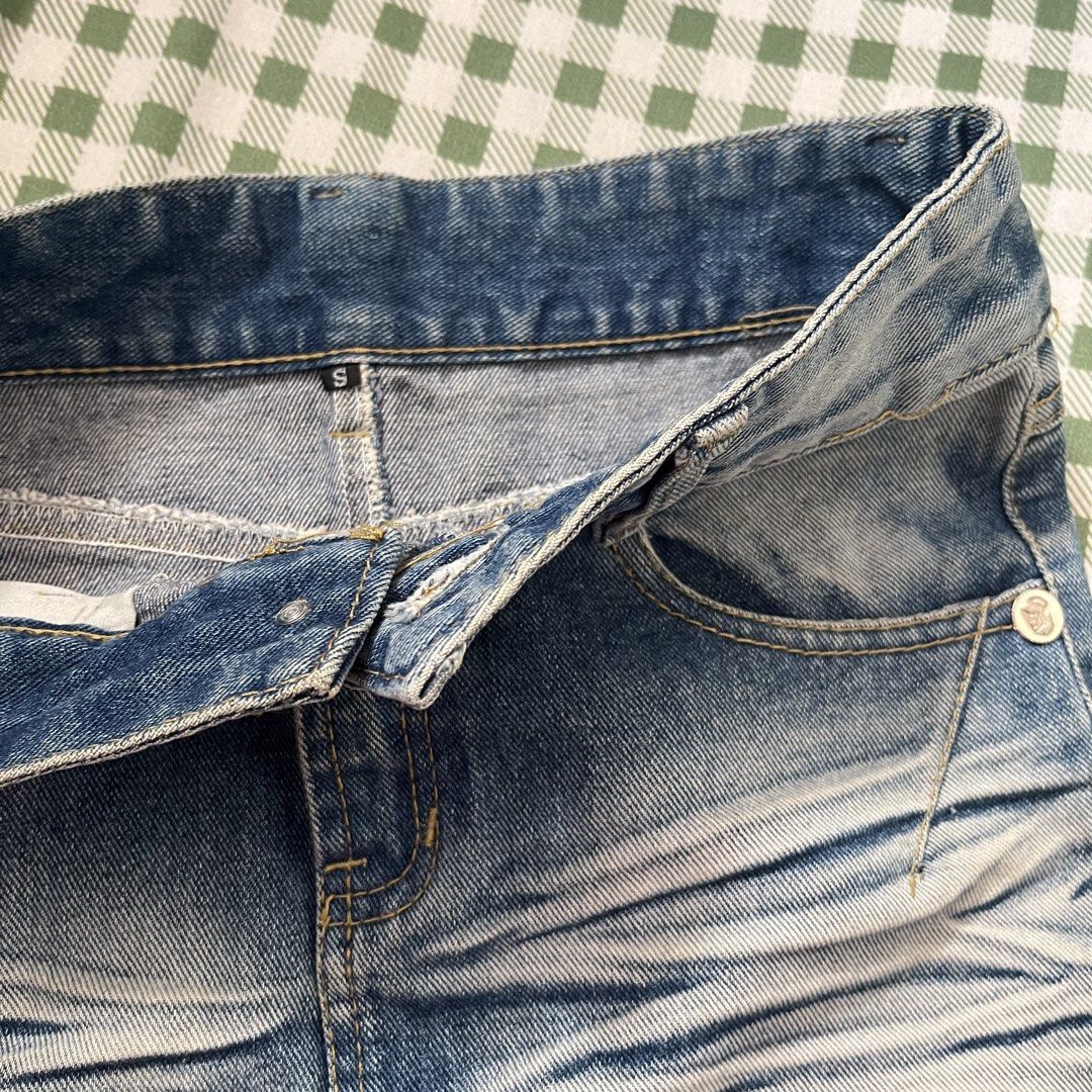 Denim Mini Skirt Vintage (Category: Skirts) located in Valenzuela. Submitted by lvc.d (Listing ID 1427039322, Image 2). Description: .