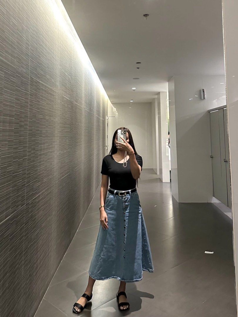 Denim Skirt (Category: Skirts) located in Mandaluyong City. Submitted by createyourtrend (Listing ID 1427104778, Image 1). Description: Size 25.