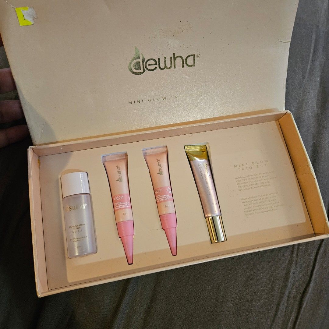 Dewha Mini Glow Trio Set (Category: Face Care) located in Manila. Submitted by smartluxeph (Listing ID 1427050943, Image 1). Description: Dewha Mini Glow Trio Skincare Set Includes a curated set of Dewha essentials for hydration, glow, and anti-aging care—perfect for travel or trying the brand. ✨ Rejuvenating toner ✨ Glow hydrating primers (2 pcs) ✨ Gold intense anti-aging serum 💖 Great starter kit for brighter, smoother, glowing skin Condition: