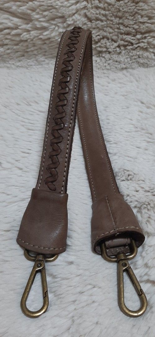 Distressed Leather Bag Strap with Braided Detail (Category: Shoulder Bags) located in Quezon City. Submitted by msgoldsgem (Listing ID 1427013195, Image 2). Description: Php 1,500 pesos plus shipping fee 💯 Genuine Italian Distressed Leather Bag Strap 💯 Brand New 💯 Made in Italy 📌 24 inches length, brown color ✅ Washed Leather and vintage look ✅ Handcrafted in real italian distressed leather 🚗 On hand and ready to ship 📸 Actual photos posted