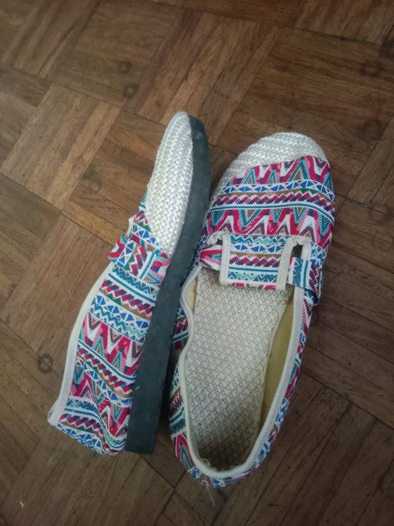 Embroidered Slip-on Shoes (Category: Sneakers) located in Marikina City. Submitted by cathdeeee (Listing ID 1426986228, Image 2). Description: fit to size 6 .