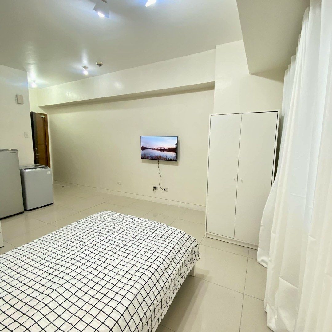 For Rent - Studio Unit (Category: Apartments & Condos) located in Marikina City. Submitted by lifescape (Listing ID 1427151636, Image 2). Description: ✨ COZY STUDIO UNIT — READY FOR OCCUPANCY 📍 Mc Kinley - Morgan Residence | 25 sqm Studio 💰 ₱20,000/month — association dues included! Bright, clean, fully furnished studio — everything you need, just bring your bags! 🛏️ ✅ Aircon ✅ Washing Machine ✅ Microwave ✅ TV ✅ Bed ✅ Shower Heater ✅ Bar stool