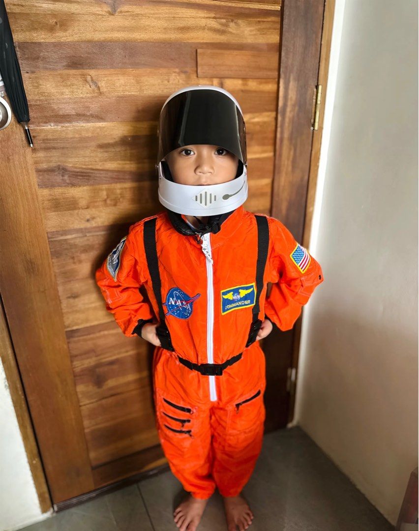 FOR RENT Astronaut costume (Category: Babies & Kids Fashion) located in Manila. Submitted by AngelResty (Listing ID 1427016822, Image 3). Description: 250 rent plus 200 security deposit Around Manila only .